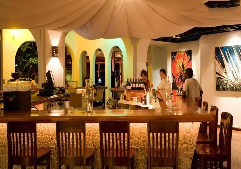 هتل Holland House Beach