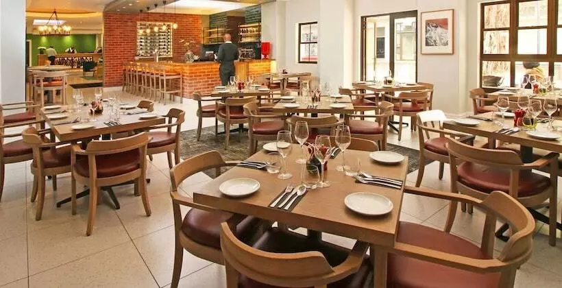 בית מלון כפרי Hollow On The Square City