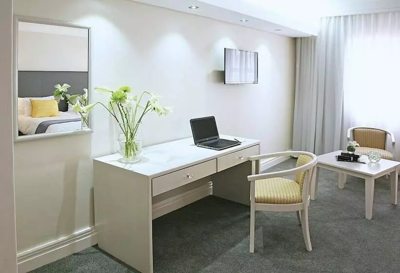 בית מלון כפרי Hollow On The Square City