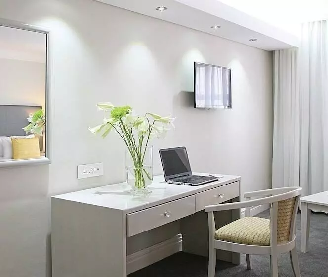 בית מלון כפרי Hollow On The Square City