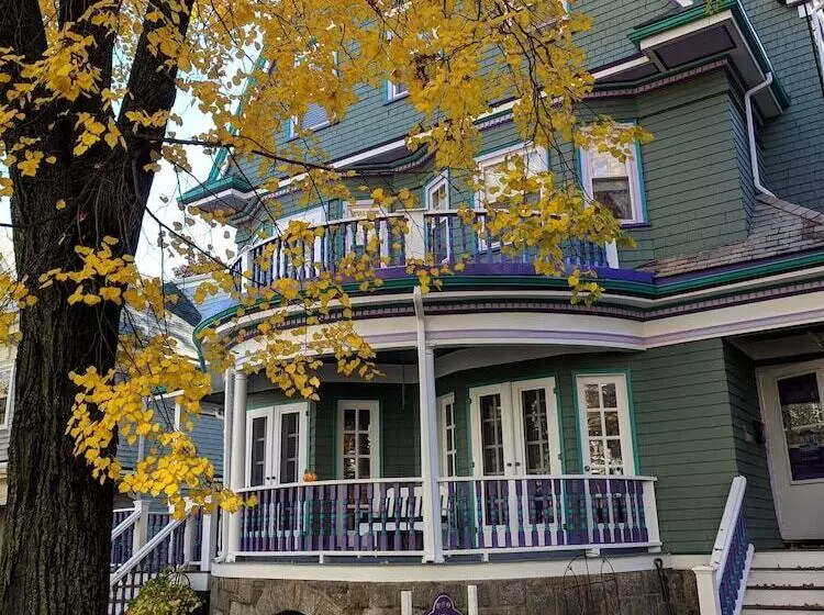 Otel The Coolidge Corner Guest House: A Brookline Bed And Breakfast