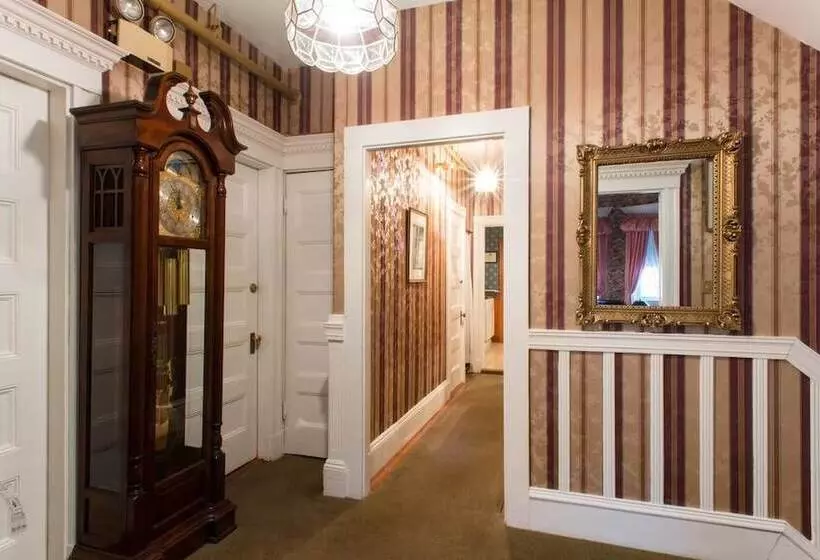 Otel The Coolidge Corner Guest House: A Brookline Bed And Breakfast