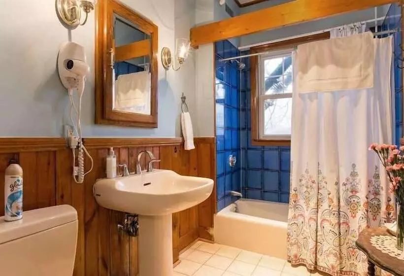 Otel The Coolidge Corner Guest House: A Brookline Bed And Breakfast