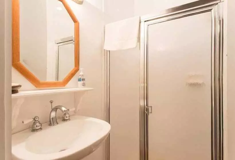 Otel The Coolidge Corner Guest House: A Brookline Bed And Breakfast