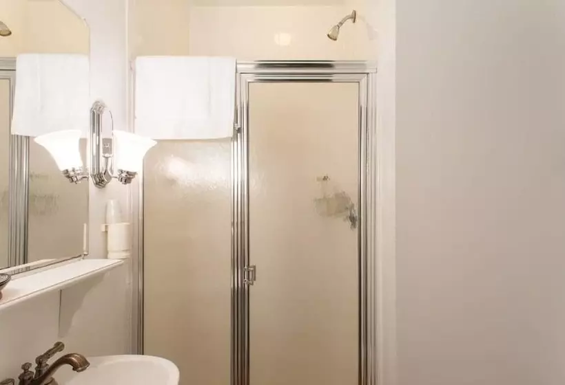 Otel The Coolidge Corner Guest House: A Brookline Bed And Breakfast