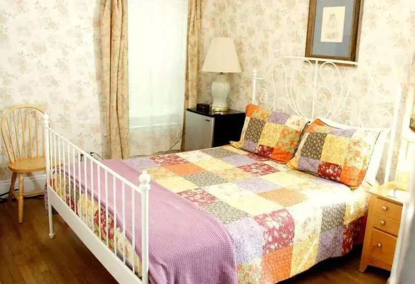 Otel The Coolidge Corner Guest House: A Brookline Bed And Breakfast