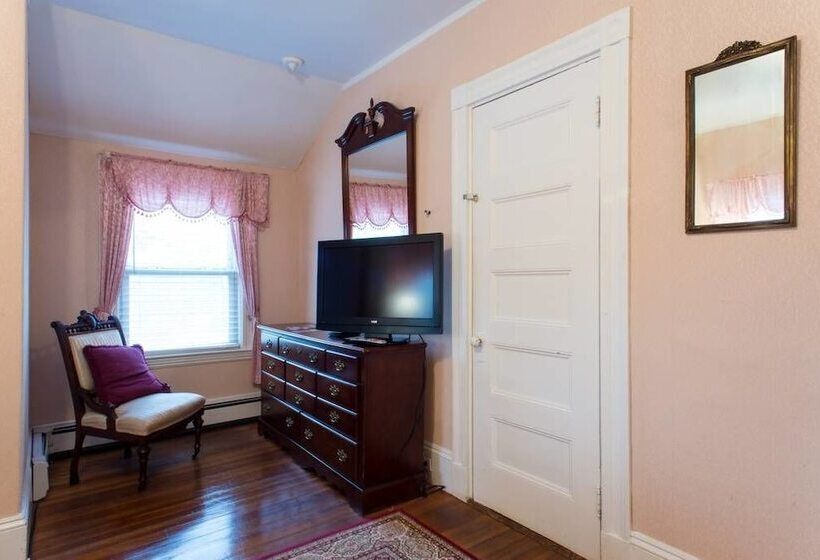 هتل The Coolidge Corner Guest House: A Brookline Bed And Breakfast