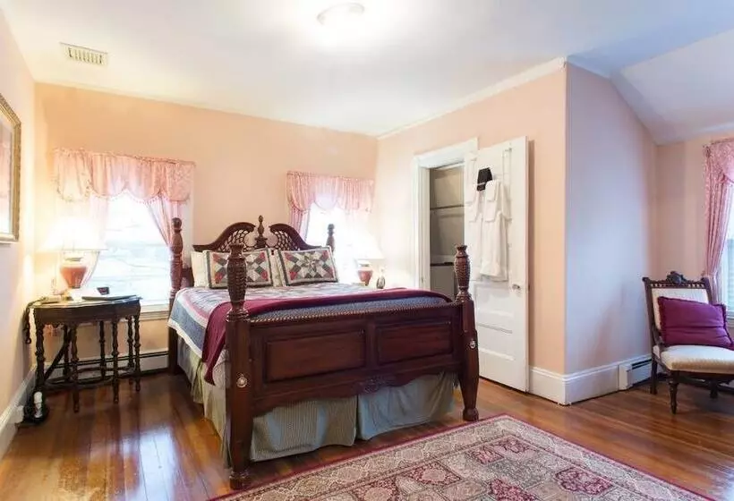 Otel The Coolidge Corner Guest House: A Brookline Bed And Breakfast