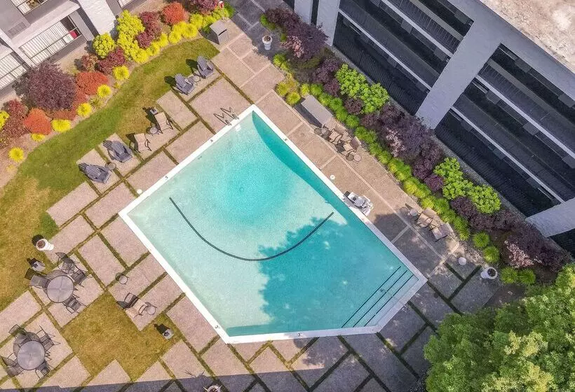 116, A Coast Hotel Bellevue