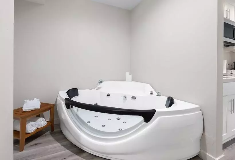 Cedar Street Hotel & Suites