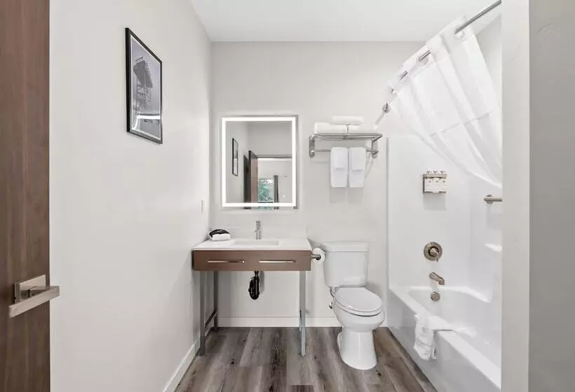 Cedar Street Hotel & Suites