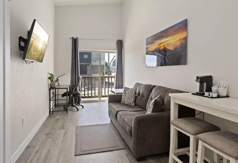 Cedar Street Hotel & Suites