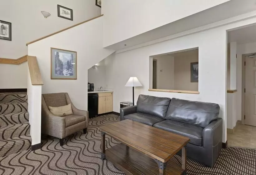 Cedar Street Hotel & Suites