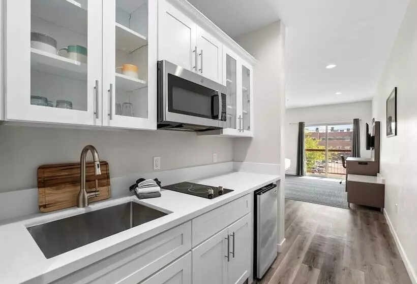 Cedar Street Hotel & Suites