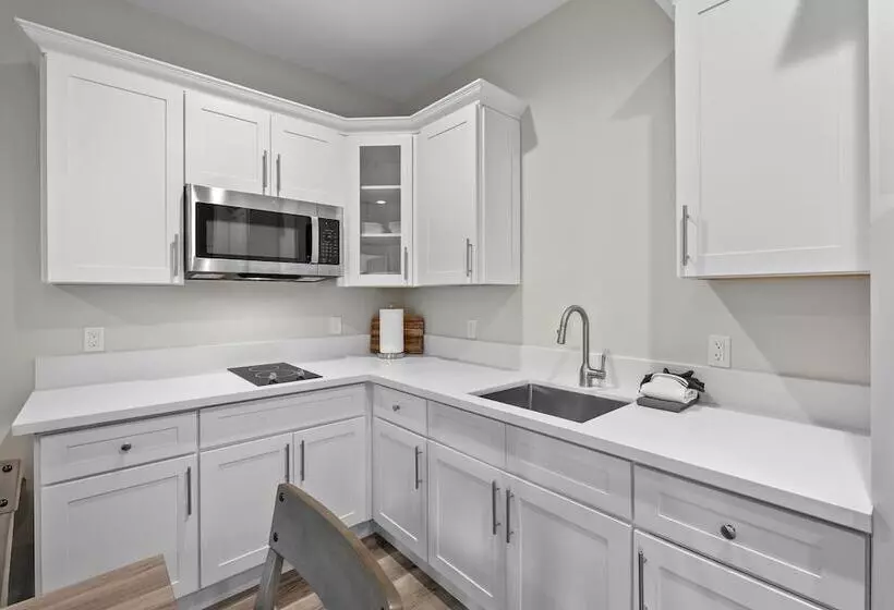 Cedar Street Hotel & Suites