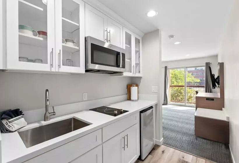 Cedar Street Hotel & Suites