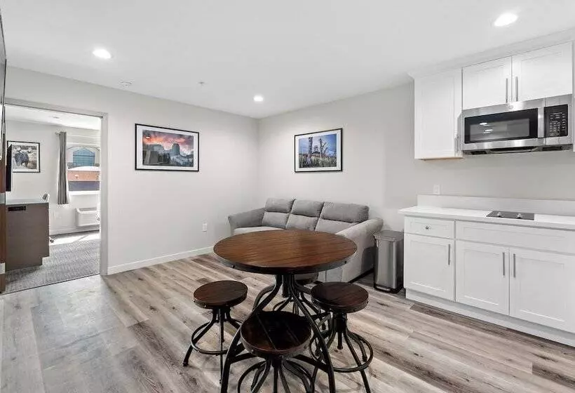 Cedar Street Hotel & Suites