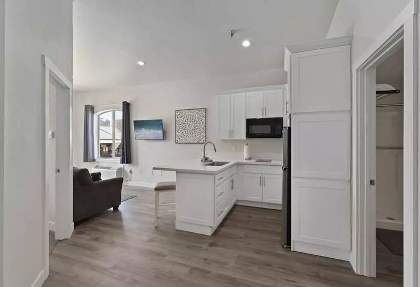 Cedar Street Hotel & Suites