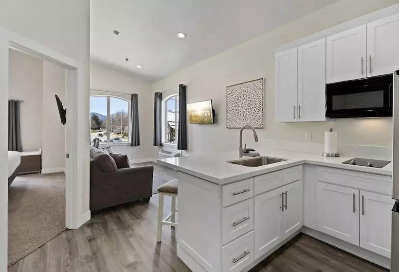 Cedar Street Hotel & Suites