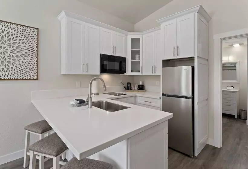 Cedar Street Hotel & Suites