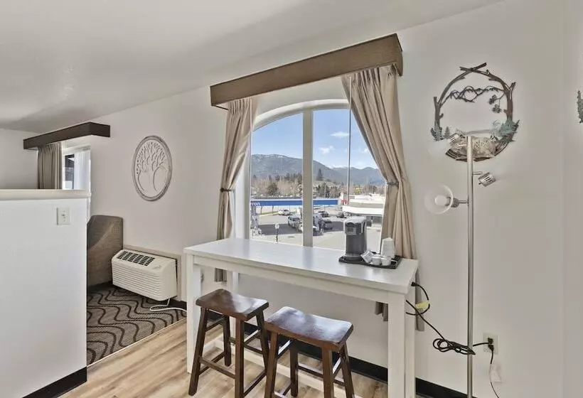 Cedar Street Hotel & Suites