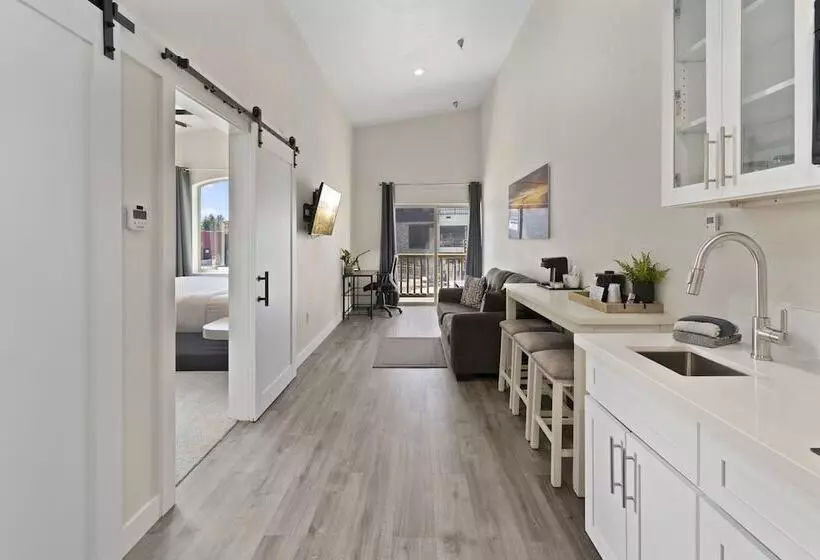 Cedar Street Hotel & Suites