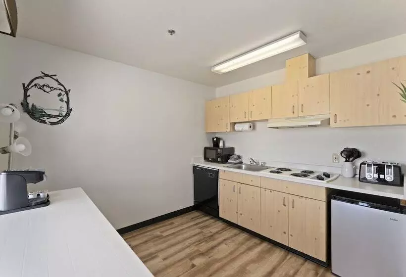 Cedar Street Hotel & Suites