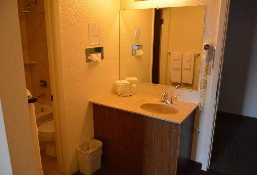 فندق Locomotive Inn