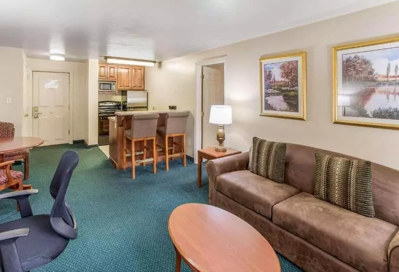 Отель Quality Inn & Suites Downtown