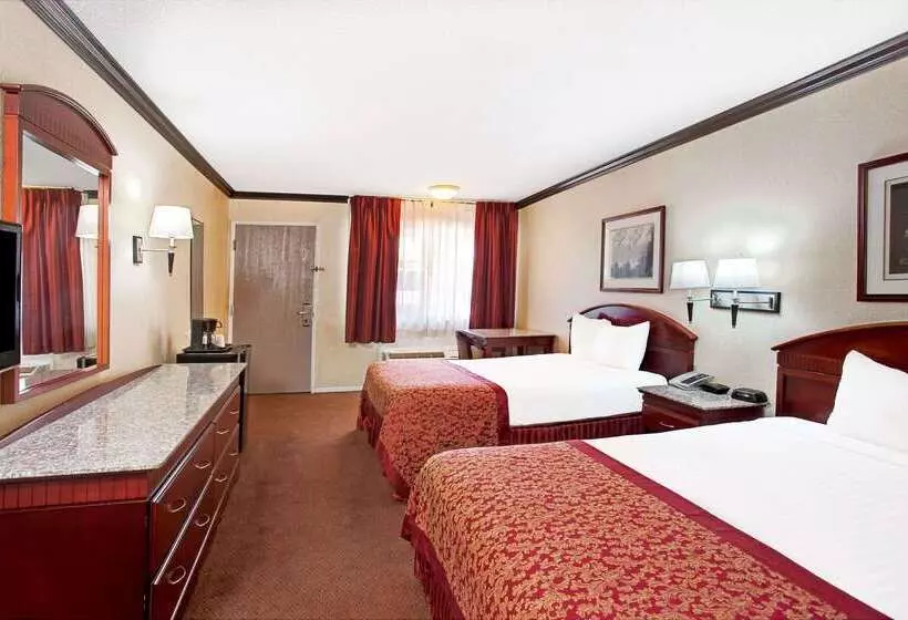 فندق Ramada By Wyndham Pasadena