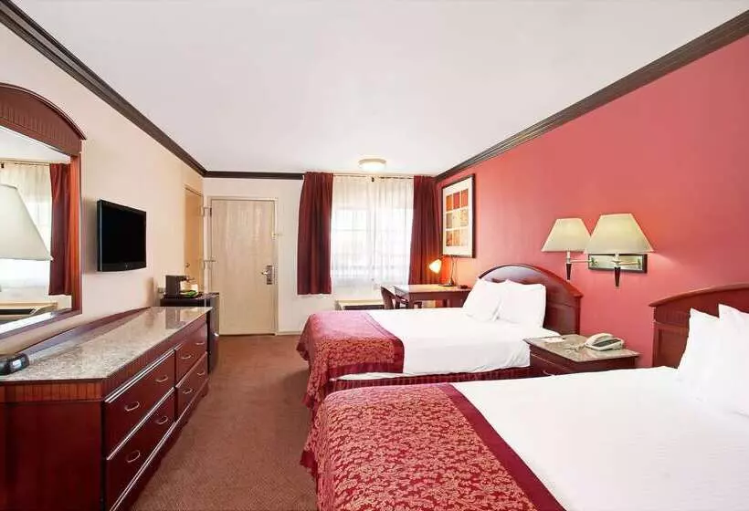 فندق Ramada By Wyndham Pasadena
