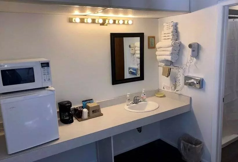 فندق على الطريق Budget Host Inn