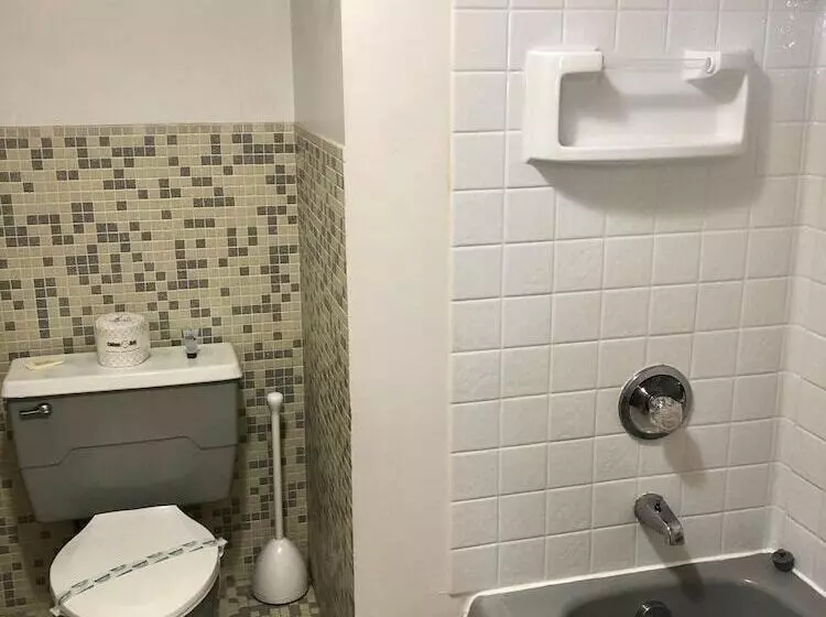 فندق على الطريق Budget Host Inn