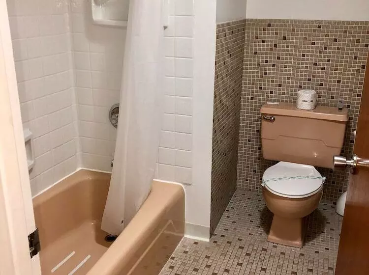 فندق على الطريق Budget Host Inn