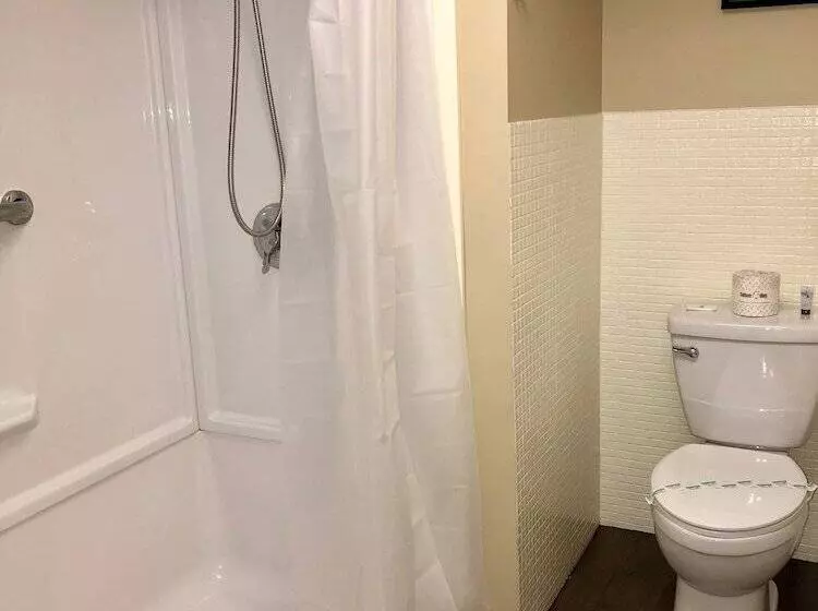 فندق على الطريق Budget Host Inn