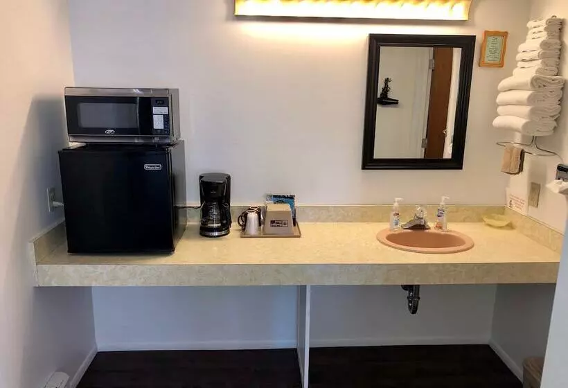 فندق على الطريق Budget Host Inn