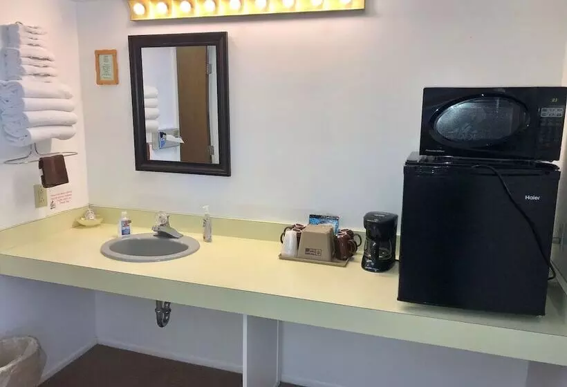 فندق على الطريق Budget Host Inn