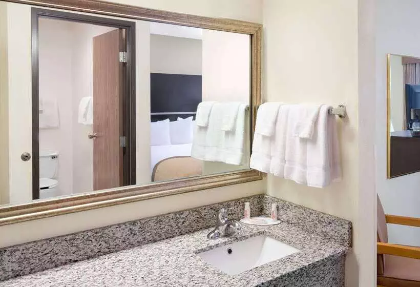 Отель Baymont By Wyndham Green Bay