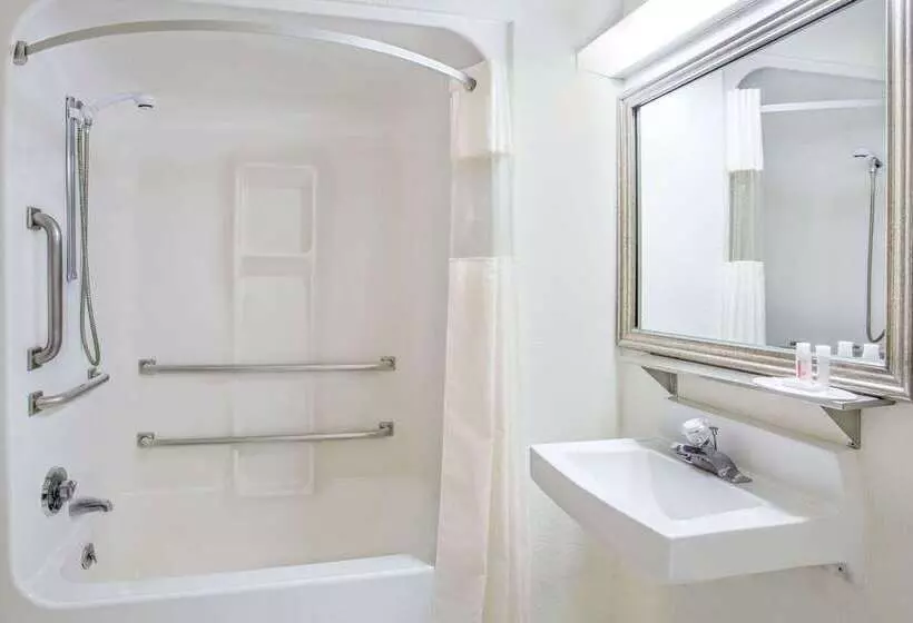 Отель Baymont By Wyndham Green Bay