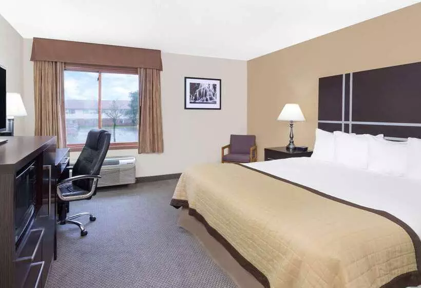 Отель Baymont By Wyndham Green Bay