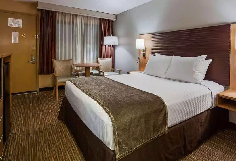 هتل Best Western Plus Landing View Inn & Suites