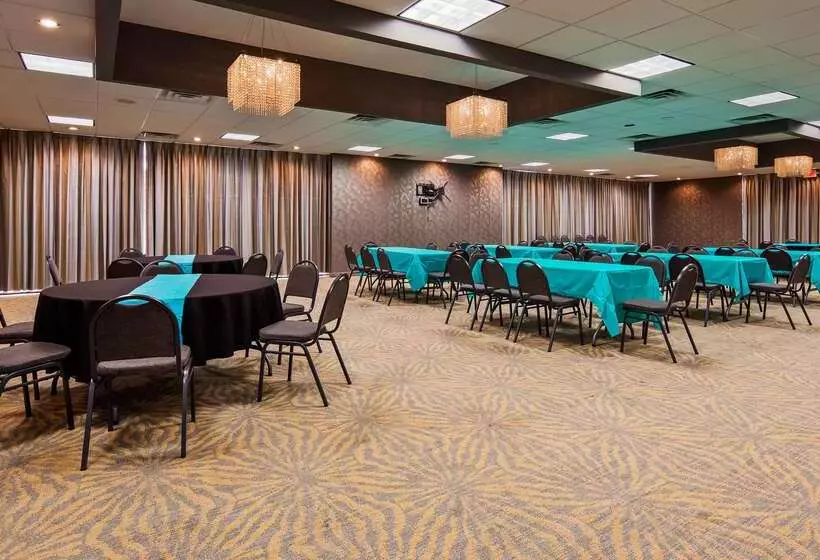 هتل Best Western Plus Landing View Inn & Suites