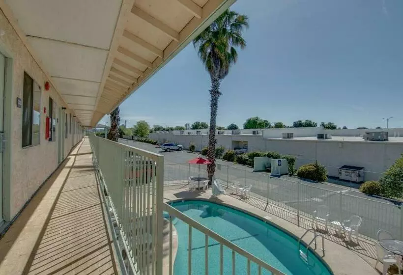 فندق Bridgeway Inn & Suites