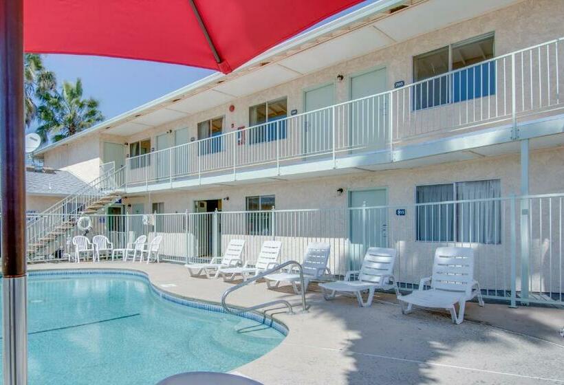 هتل Bridgeway Inn & Suites