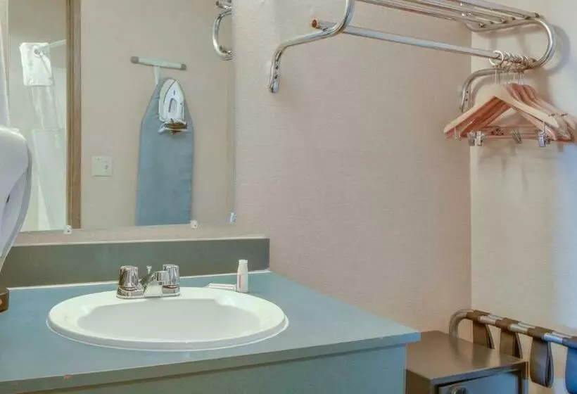 فندق Bridgeway Inn & Suites