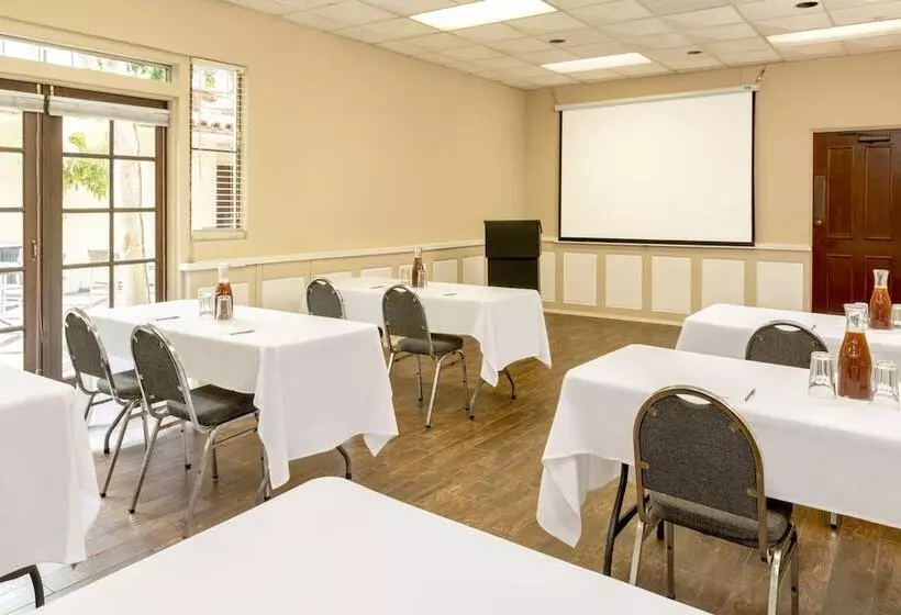 호텔 Clocktower Inn Ventura