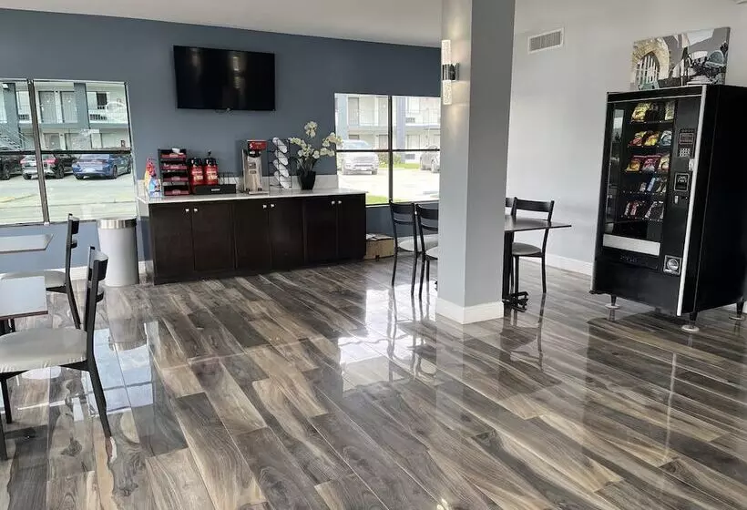 Отель Hometowne Studios By Red Roof San Antonio E   Frost Bank Center