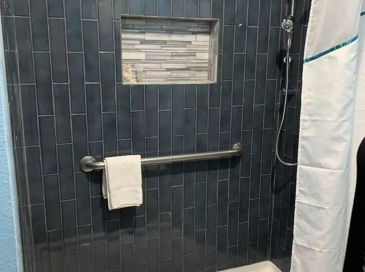 Отель Hometowne Studios By Red Roof San Antonio E   Frost Bank Center