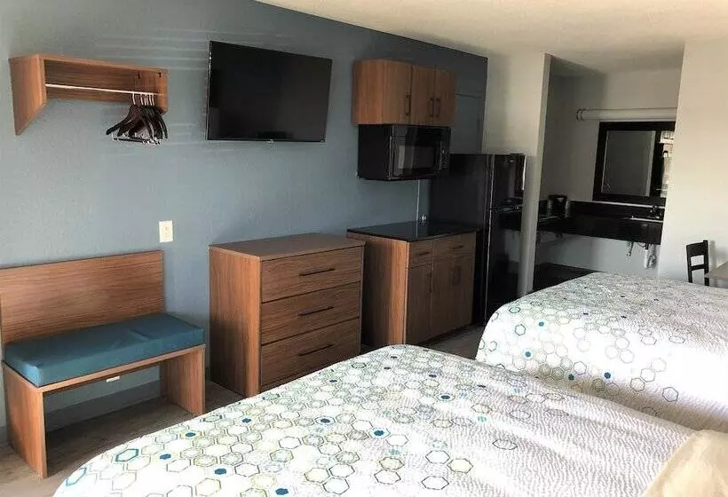 Отель Hometowne Studios By Red Roof San Antonio E   Frost Bank Center