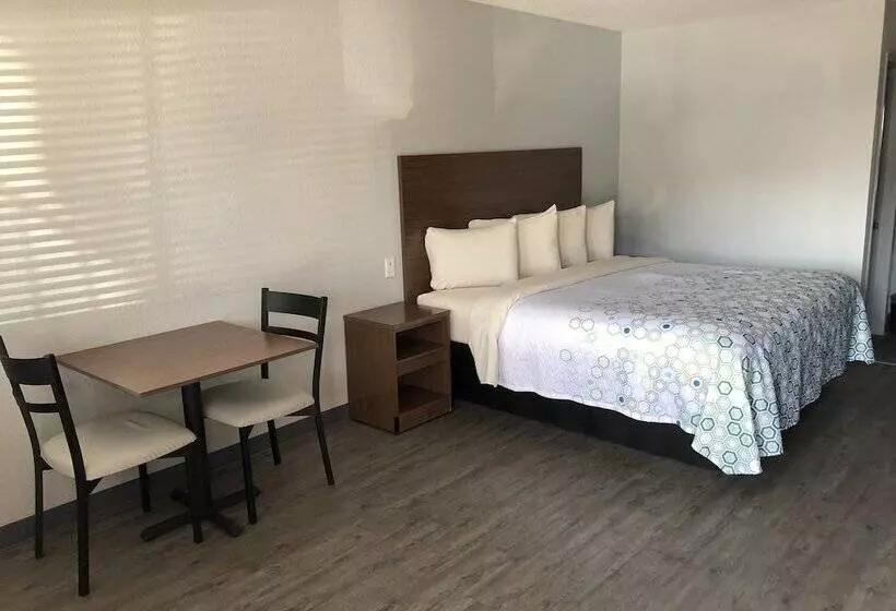 Отель Hometowne Studios By Red Roof San Antonio E   Frost Bank Center